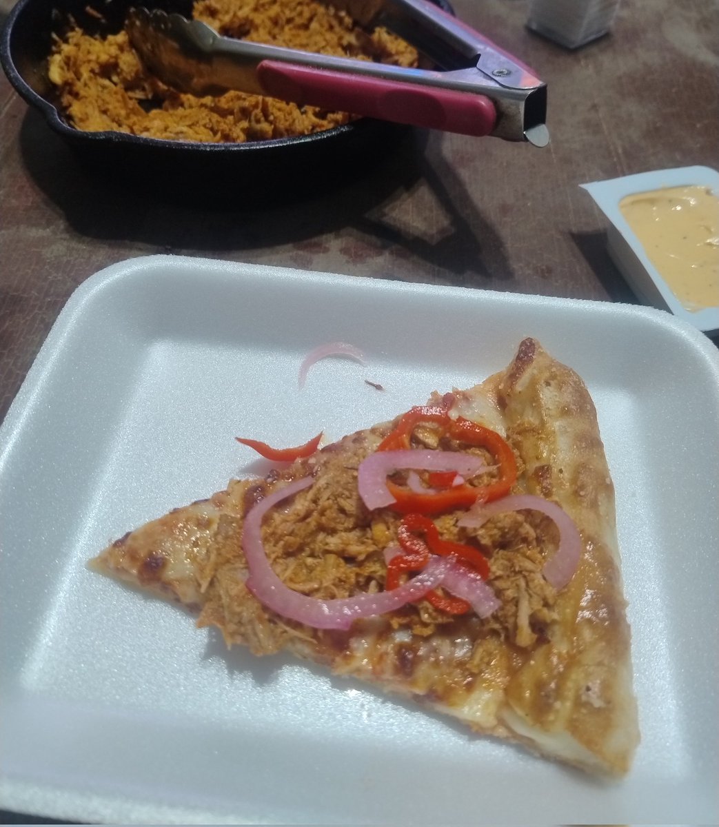 Hack de gordo.
Compren una pizza de queso y póngale cochinita pibil y cebolla con habanero.
Después vienen y me lo agradecen