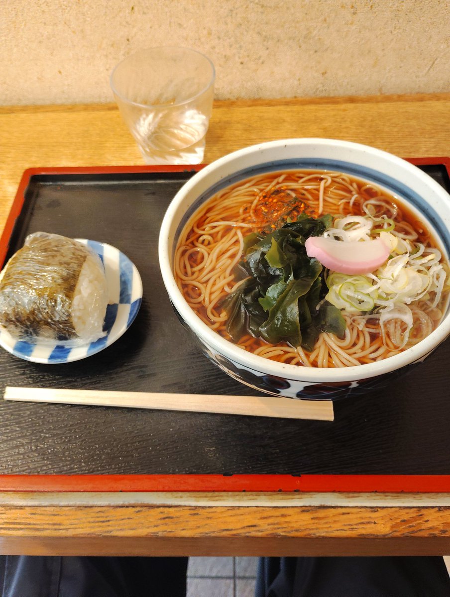 たぬきᐢ⓿ᴥ⓿ᐢ 火曜日お昼は かけそば、と おにぎり( Ꙭ)っ🍙 いただきます 地震あっ