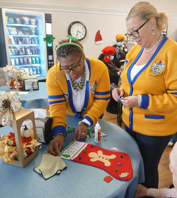 SGRhoPlano's tweet photo. On the 1st Day of Sigma, Sorors assisted residents of The Park Nursing Home  decorating Christmas stockings to display on their doors or gift to loved ones. 

#sgrhoplano #lusplano #seeyourselfhere #7daysofsigma #greaterservicegreaterprogress https://t.co/7Mk8iJjefX