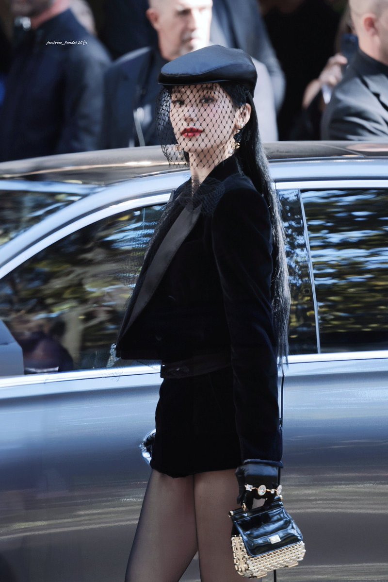 skysky_ca's tweet image. ドルガバSS25のイェジ。やっぱりこの日のスタイリングを忘れられない…