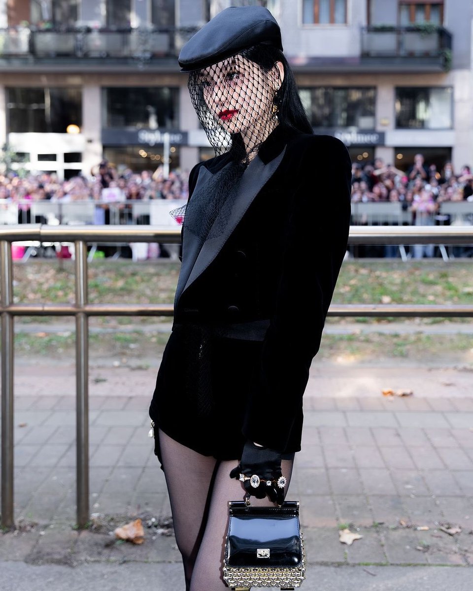 skysky_ca's tweet image. ドルガバSS25のイェジ。やっぱりこの日のスタイリングを忘れられない…