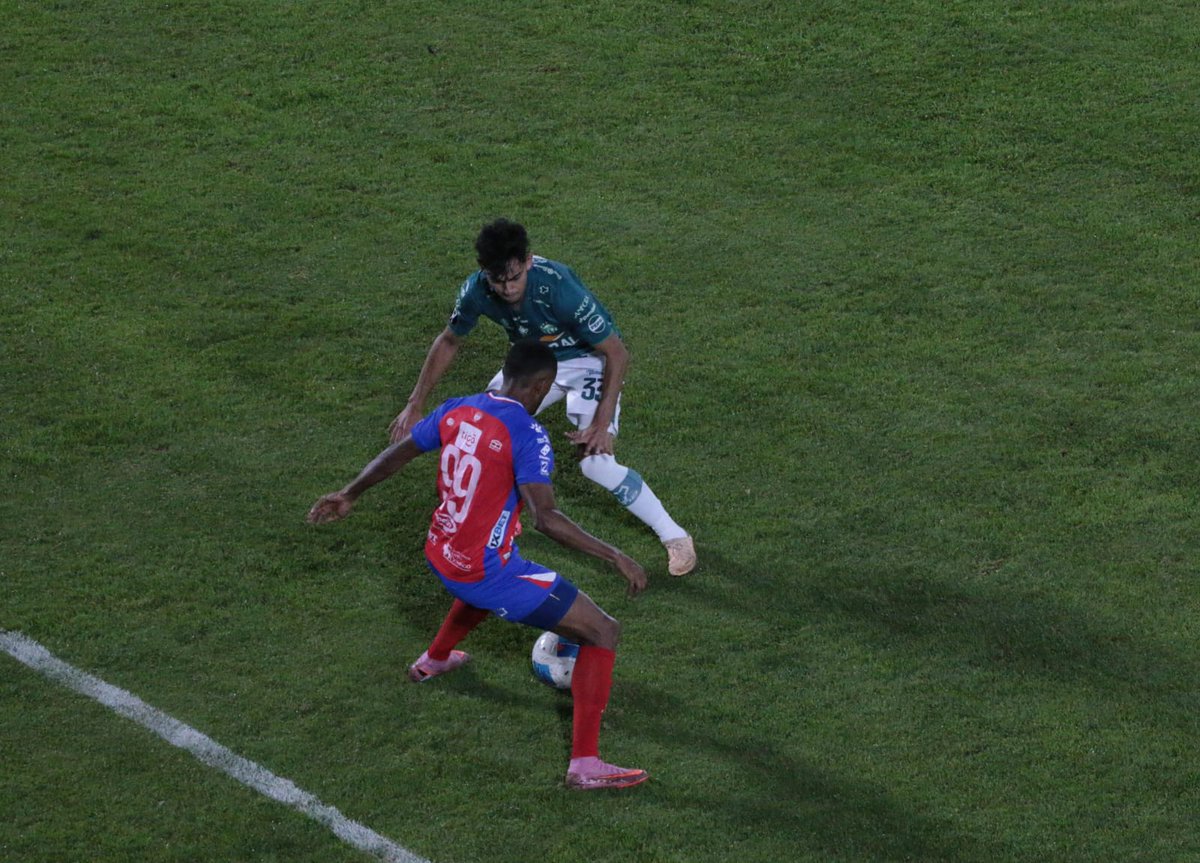 #Apertura2025 | ¡AL DESCANSO! 

🐐Xelajú 0-0 Antigua🥑: Sin anotaciones se cierra la primera parte en Quetzaltenango. 📸 <a href="/wgcolloy/">Willber Colloy</a>.

Siga la transmisión en nuestra radio en línea 🎙️📻📱👉 goo.su/EeW2A2A