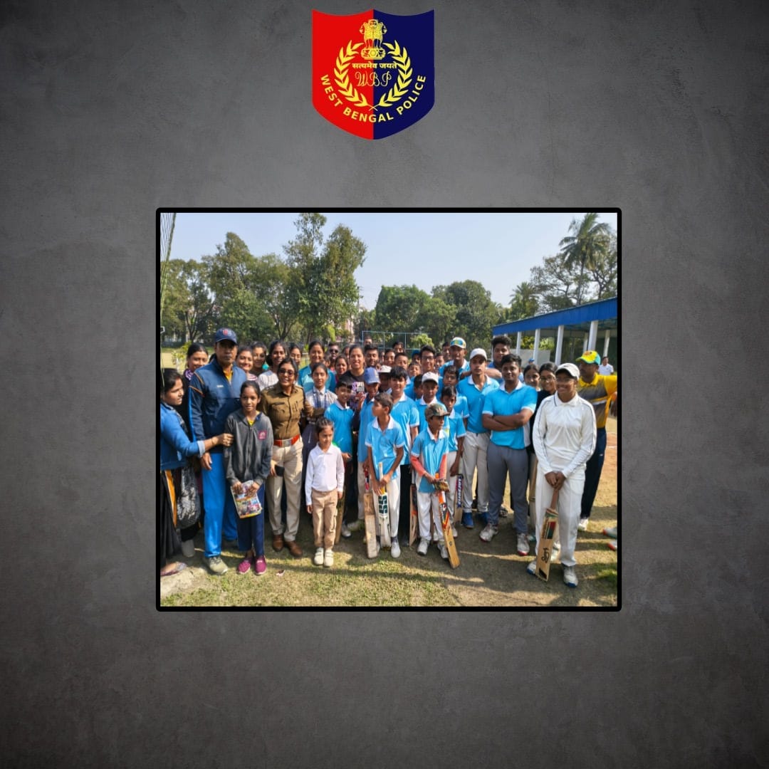 WBPolice's tweet photo. প্রেরণার নাম রিচা 

দিন কয়েক আগেই পশ্চিমবঙ্গ পুলিশের ডেপুটি সুপারিনটেনডেন্ট পদে দিয়েছেন মহিলাদের ক্রিকেট বিশ্বকাপজয়ী ভারতীয় দলের অন্যতম গুরুত্বপূর্ণ সদস্যা রিচা ঘোষ। তাঁকে শিলিগুড়ি কমিশনারেটের ACP পদে নিযুক্ত করা হয়েছে। 

সম্প্রতি রিচা গিয়েছিলেন ব্যারাকপুরে স্বামী বিবেকানন্দ স্টেট পুলিশ অ্যাকাডেমিতে। যেখানে সদ্য গঠিত হয়েছে মেয়েদের ক্রিকেটের প্রশিক্ষণ-শিবির। শিক্ষার্থীদের সঙ্গে কিছুক্ষণ সময় কাটান রিচা।

একই সঙ্গে রিচা গিয়েছিলেন ব্যারাকপুরের দুটি স্কুলেও। সেখানে গিয়েও নেমে পড়েন মাঠে, ব্যাট-বল হাতে।

আশা, এই কচিকাঁচাদের মধ্যে থেকেই উঠে আসুক আগামী দিনের রিচারা।