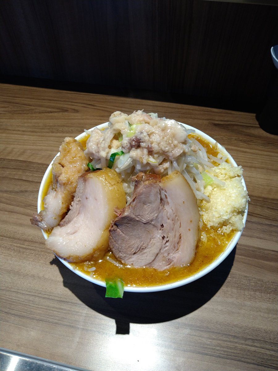 らーめん菊
10:55並び6名👭
限定味噌らーめん(300g)ニンニクマシマシヤサイマシマシアブラ生たまご
朝イチの味噌は身体に染み渡りますね😋
美味かった(｡･ω･)y-ﾟﾟﾟ