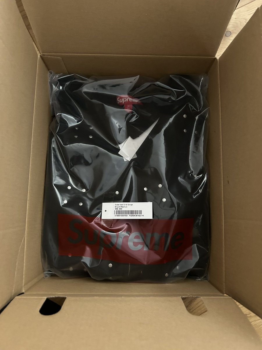 shin_sup_log's tweet image. 先程Studded Suede Zip Up CardiganのMサイズ到着しましたー😊
着画はyoutubeにアップする予定です！
#supreme