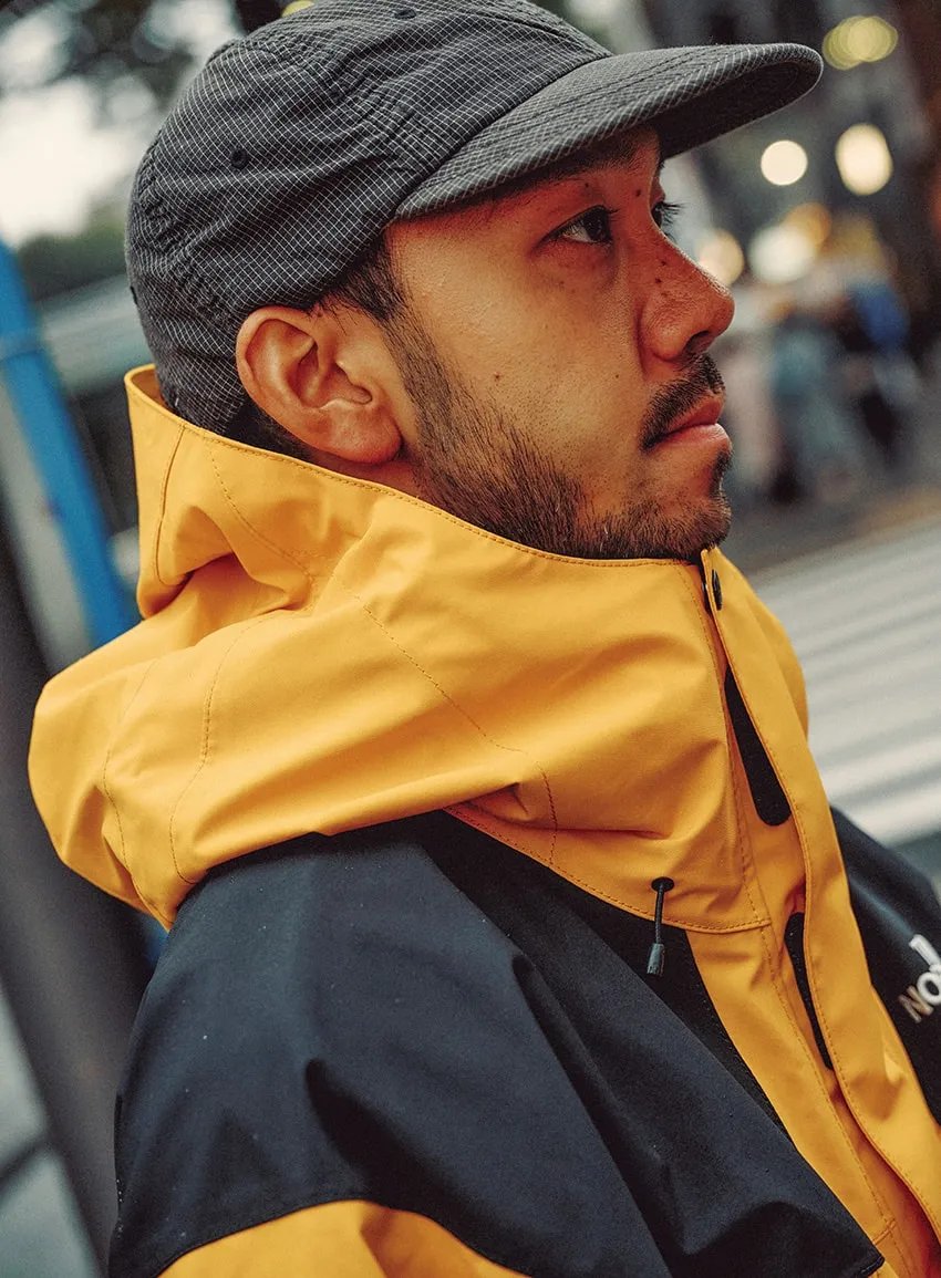 雨に強いザ・ノース・フェイス
「マウンテンライトジャケット」。

山岳での防水設計を街で使うと、この存在感。

黒パンにイエローの発色が効く装いは雨の中でも映える説得力がある。
▶︎oceans.tokyo.jp/article/detail…