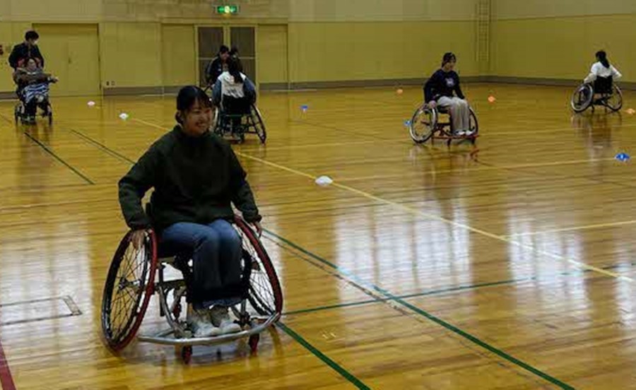 11月21日(金)、島根県立大学の体育館を会場に、車いすバスケットボールの体験授業を実施し、学生23名が参加しました🏀✨

終了後の感想では、「車いす操作の難しさ」があがりましたが、何よりも「楽しかった」という声が多く聞かれました☺️🙌

詳細はこちら（大会HP）▼
shimane-kamiari2030.jp/news/news_info…