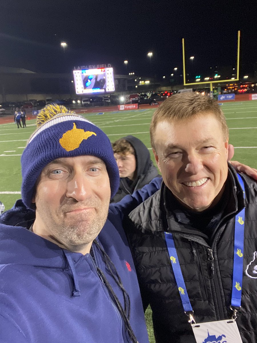 cgatorwade's tweet photo. Me and some legends at the football championship games!

@brycecasto 
@CoachWayneRyan 
Mike Arbogast https://t.co/sXWeMBvL1u