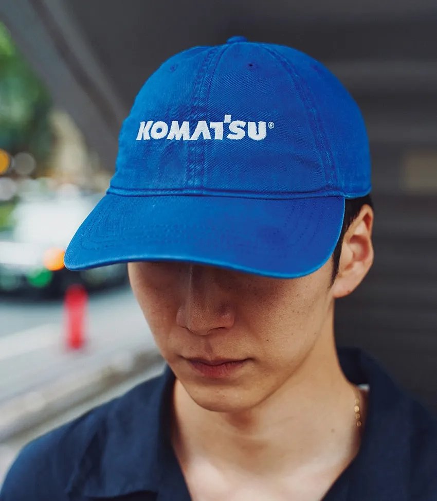 清潔感と大人らしさのあるオールネイビー！

その安定感をいい意味で崩してくれるのが企業ロゴが入ったコバルトブルーのキャップ。
完璧な青コーデを構築している。
▶︎oceans.tokyo.jp/article/detail…