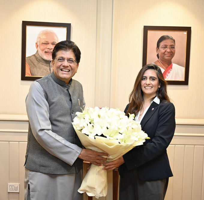 AIRNewsHindi's tweet image. भारत और चिली ने नई दिल्ली में व्यापक आर्थिक साझेदारी समझौते (#CEPA) के लिए बातचीत का चौथा दौर पूरा कर लिया है। वाणिज्य एवं उद्योग मंत्रालय ने कहा कि भारत और चिली के प्रतिनिधिमंडलों के बीच गहन और रचनात्मक बातचीत हुई और वार्ता के अंतर्गत सभी अध्यायों में उल्लेखनीय प्रगति हुई।