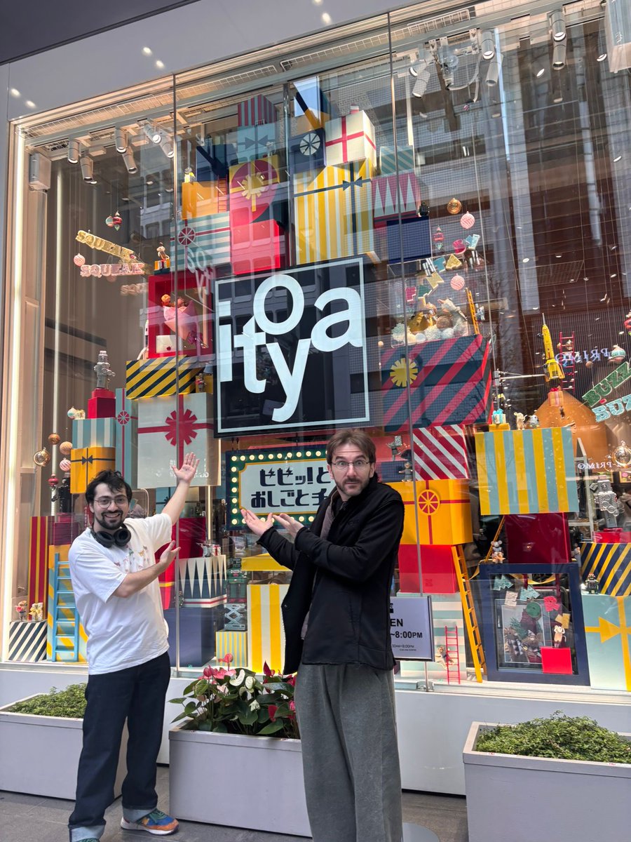 マエストロとダニエルのプチ日本体験記 2️⃣

マエストロ、人生初の“銀ブラ”✨
滞在時間はわずか2時間でしたが、ご友人おすすめのカフェでエスプレッソとケーキを堪能。さらにヤマハ銀座店では楽譜や指揮棒をじっくりチェック🎼🎶

その後は源吉兆庵、ユニクロ、Itoya などを巡り…