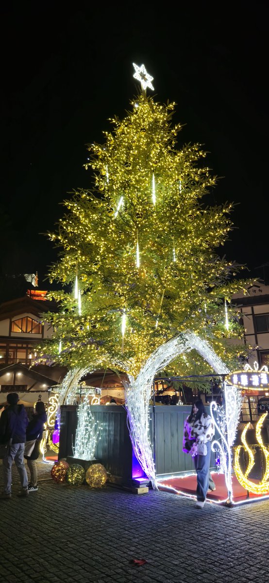 PascalWahhh's tweet image. Kusatsu onsen, such a beautiful snow town. Might have some special private onsen pics to be found if you dig.