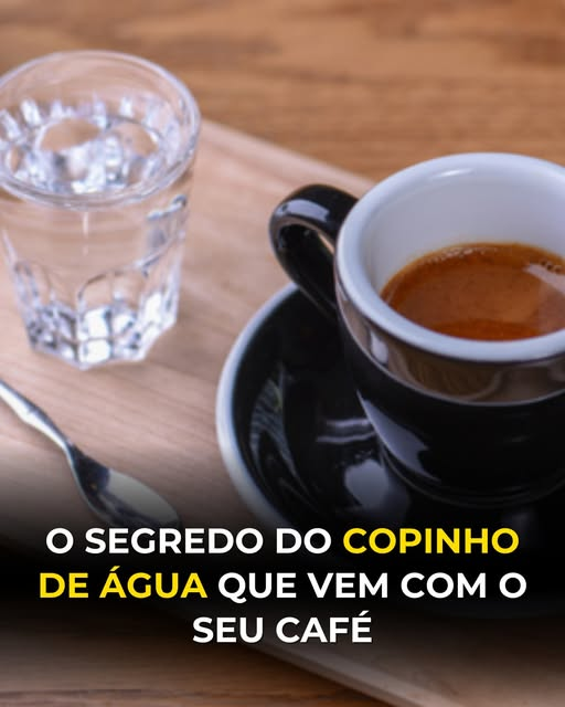 neideboaski's tweet photo. O SEGREDO DO COPINHO DE ÁGUA QUE VEM COM O SEU CAFÉ
Muita gente acha que aquele copinho de água servido junto do café é um agrado da casa ou apenas um costume de cafeteria. Mas esse pequeno gesto, que parece simples e até dispensável, na verdade tem uma função específica e faz parte de um ritual tradicional que muita gente nunca aprendeu da forma correta. O detalhe curioso é que a maioria das pessoas usa a água do jeito errado — e isso muda completamente a experiência da bebida.
A prática vem da Itália, berço do espresso moderno. Lá, baristas e cafeterias seguem uma etiqueta própria: a água serve para limpar o paladar antes do primeiro gole de café. Beber água antes hidrata a boca, elimina sabores residuais de comida e reduz a interferência natural do amargor. É o que prepara as papilas gustativas para perceber as nuances do grão — acidez, corpo, aroma e finalização.
Quando você toma o café com o paladar “zerado”, o sabor se torna mais nítido e equilibrado. Não é frescura: é ciência sensorial aplicada.
No Brasil, porém, o costume se popularizou de outro jeito. Muitas pessoas bebem a água depois do café para “aliviar o gosto forte”. Em cafeterias que seguem a tradição, esse gesto pode ser interpretado como desfeita, pois sugere que o café estava ruim.
Além disso, beber água depois não neutraliza o paladar de forma útil — pelo contrário, atrapalha a percepção das notas finais, que fazem parte da experiência do espresso.
Em ambientes de degustação profissional, o processo é sempre o mesmo: um gole de água, um gole de café, pausa e análise. É assim que especialistas avaliam qualidade, torra e complexidade aromática.
O copo de água, portanto, não é um brinde, mas uma ferramenta sensorial que transforma o café em uma experiência completa.
Da próxima vez que seu espresso chegar com um copinho ao lado, lembre-se: ele não está ali por acaso. Ele foi pensado para melhorar o sabor, respeitar a bebida e deixar você sentir o café como ele realmente é.
Fontes: Specialty Coffee Association (SCA), Instituto Italiano del Espresso, Coffee Quality Institute.