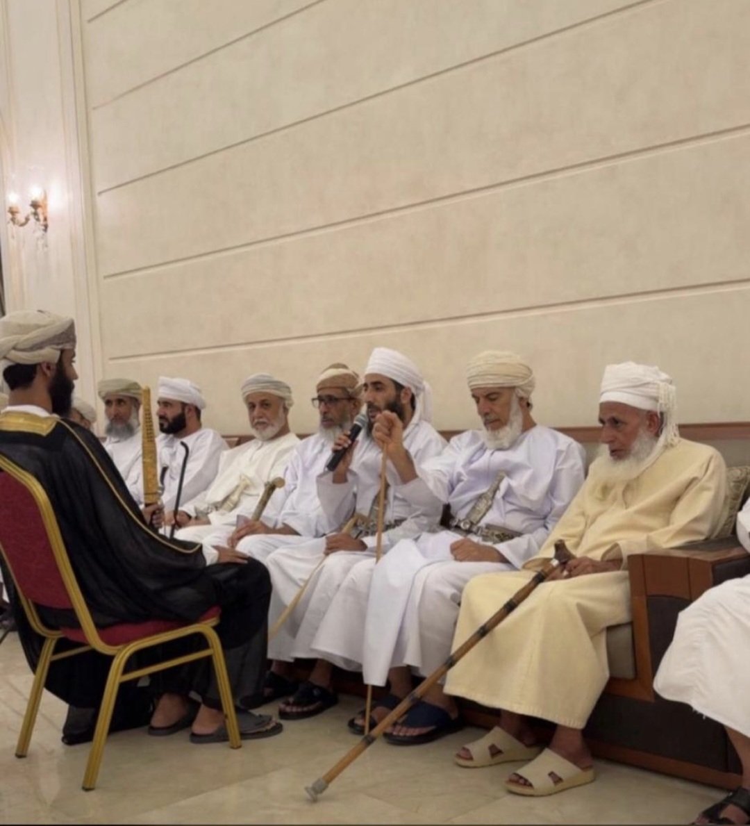 بفضل الله عُقِد الليلة قران أخي الحبيب الغالي أحمد بن خليل بن أحمد الخليلي حفيد سيدي ووالدي الإمام أحمد بن حمد الخليلي أبقاه الله، على حفيدة الشيخ سعيد بن خلف الخروصي رحمه الله.

أقر الله أعين والدنا بذريته المباركة الطيبة، وبارك الله لهما وبارك عليهما وجمع بينهما في خير.