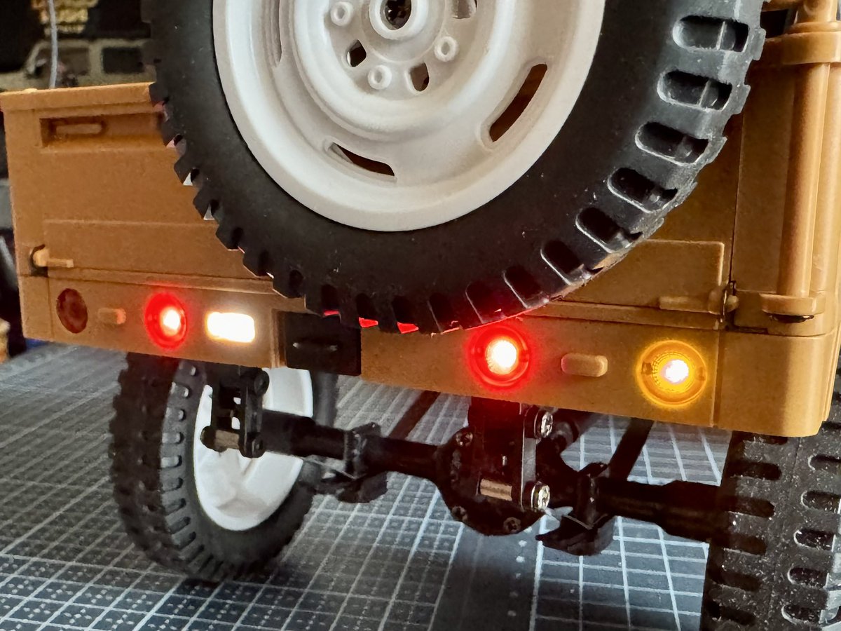 HiDeNom1's tweet photo. ひとまず動作＆加工無しで配線が収まるか？のチェック。
サイドウインカーもバッチリ光ってます。ストップ→スモール、バックアップランプもヨシ！
ヘッドライト鏡面にはシルバーを塗ってみました。現状エンジンルームはバッテリーの入る隙間はありません😅
（1/2）

#WPL #ジムニー #SJ10 #C84 https://t.co/sFiCVzGCcA