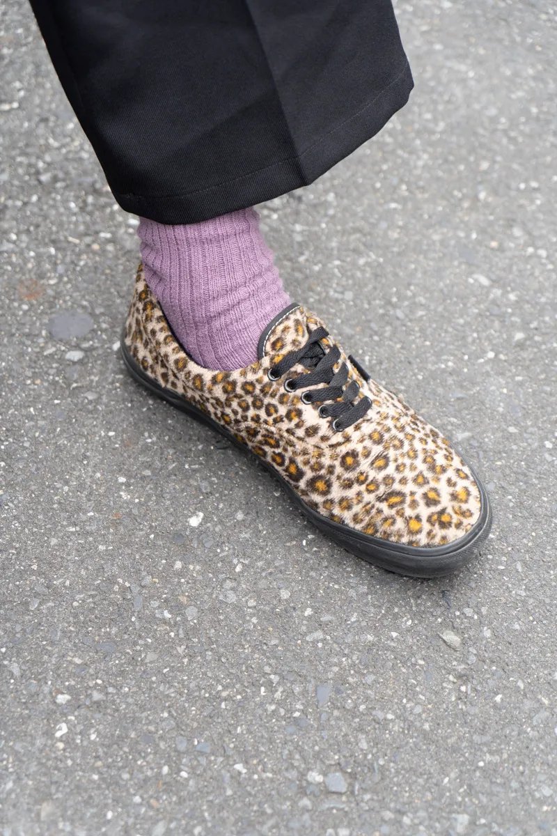 レパード総柄の「エラ」。

ベースがシンプルデザインだからこそ、派手なグラフィックでも気負いなく取り入れられるのがヴァンズのいいところ。

チラッと覗いたときのペールパープルのソックスやダブルブリッジのアイウェア、腰のキーチェーンなど細部までこだわった。