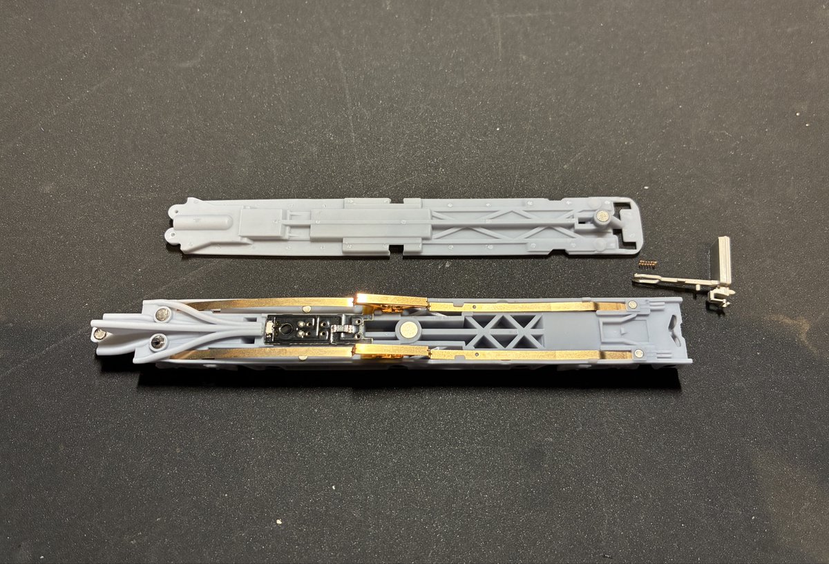 Type-Z組立11 KMY991の床下に基板やシューを移植して、床上をくっつけ