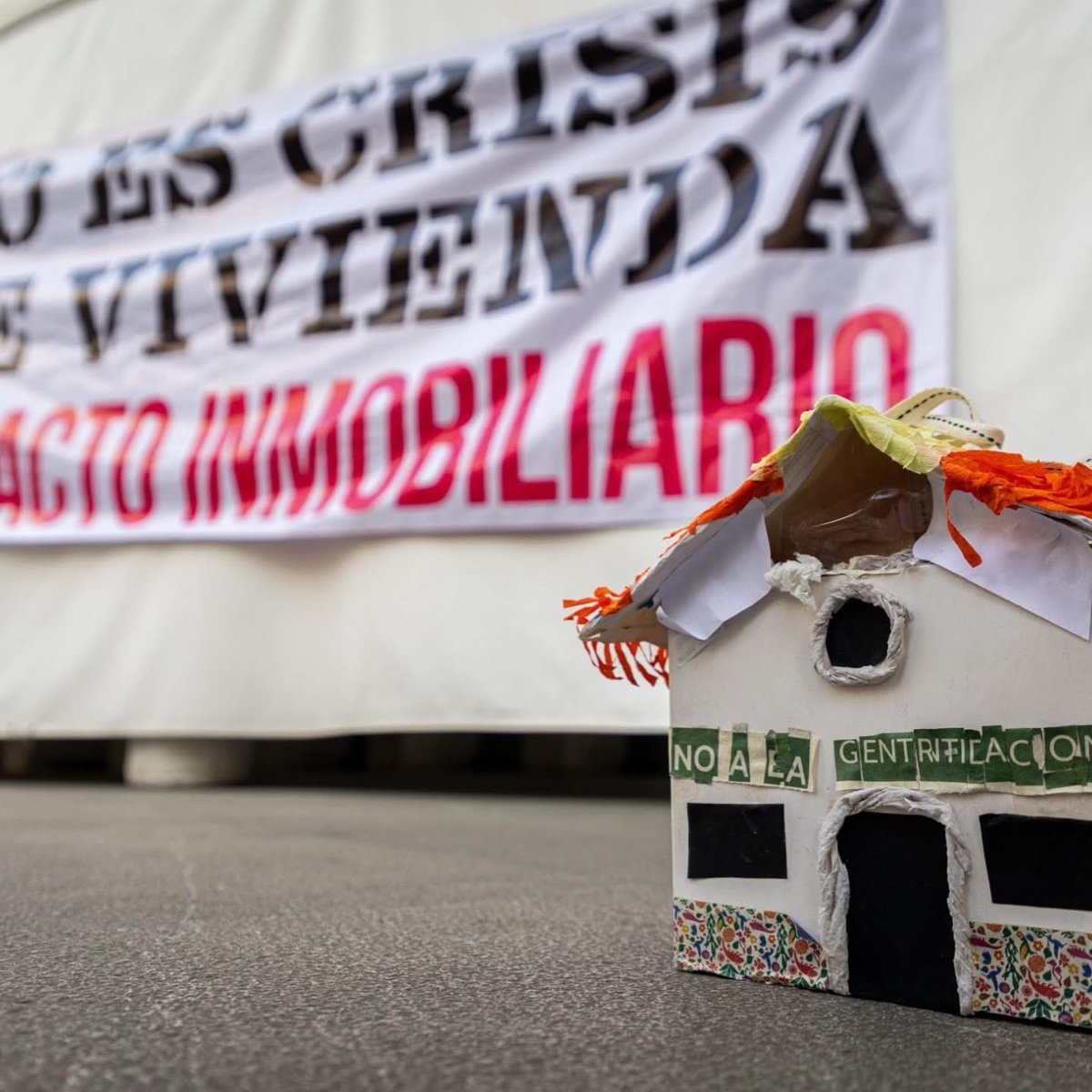 Miau. Después de más de un año de mucho trabajo de organización, y con el esfuerzo de muchísima muchísimas personas y colectivas en todo el país, el día de ayer por fin vio la luz de forma pública la <a href="/renvi_mx/">Red Nacional por la Vivienda</a> Red Nacional por la Vivienda, con actos simbólicos, caminatas,