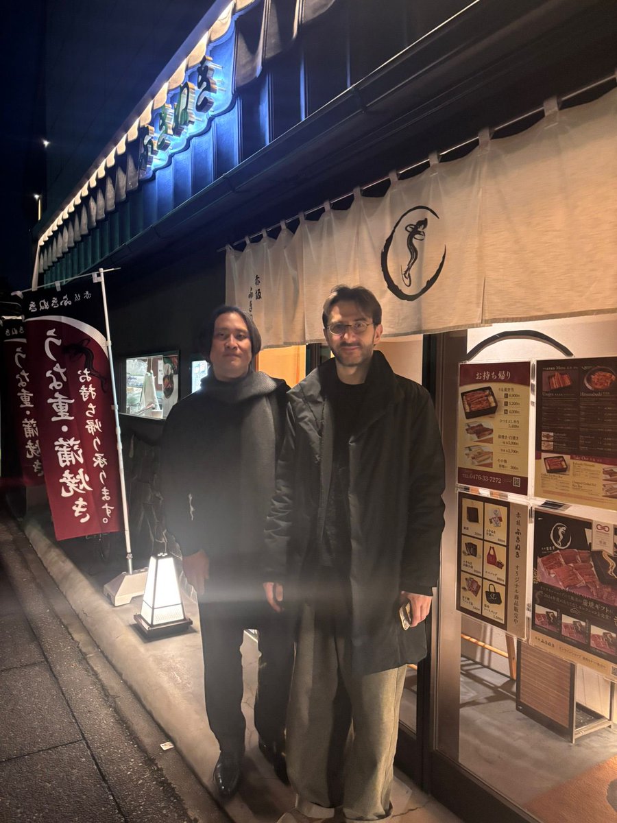 マエストロとダニエルのプチ日本体験記 3️⃣

マエストロ、人生初の“うな重”✨
ダニエルが成田から一足先に出国したため、
マエストロとは成田空港近くの成田山新勝寺へ。

日没後の境内は人影もなく、静寂に包まれた特別な時間。