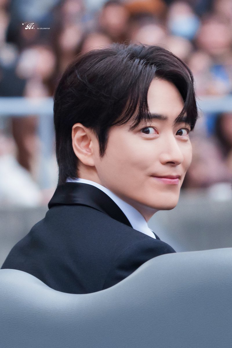 이준혁 251206 AAA시상식

아니 진짜 사람이 어떻게 이렇게 생겨….
와...잘생김이 뚫고 나온다💗✨️

#이준혁 
#leejunhyuk 
#AAA2025
#AAA베스트아티스트상수상
#AAA10레전더리액터상수상