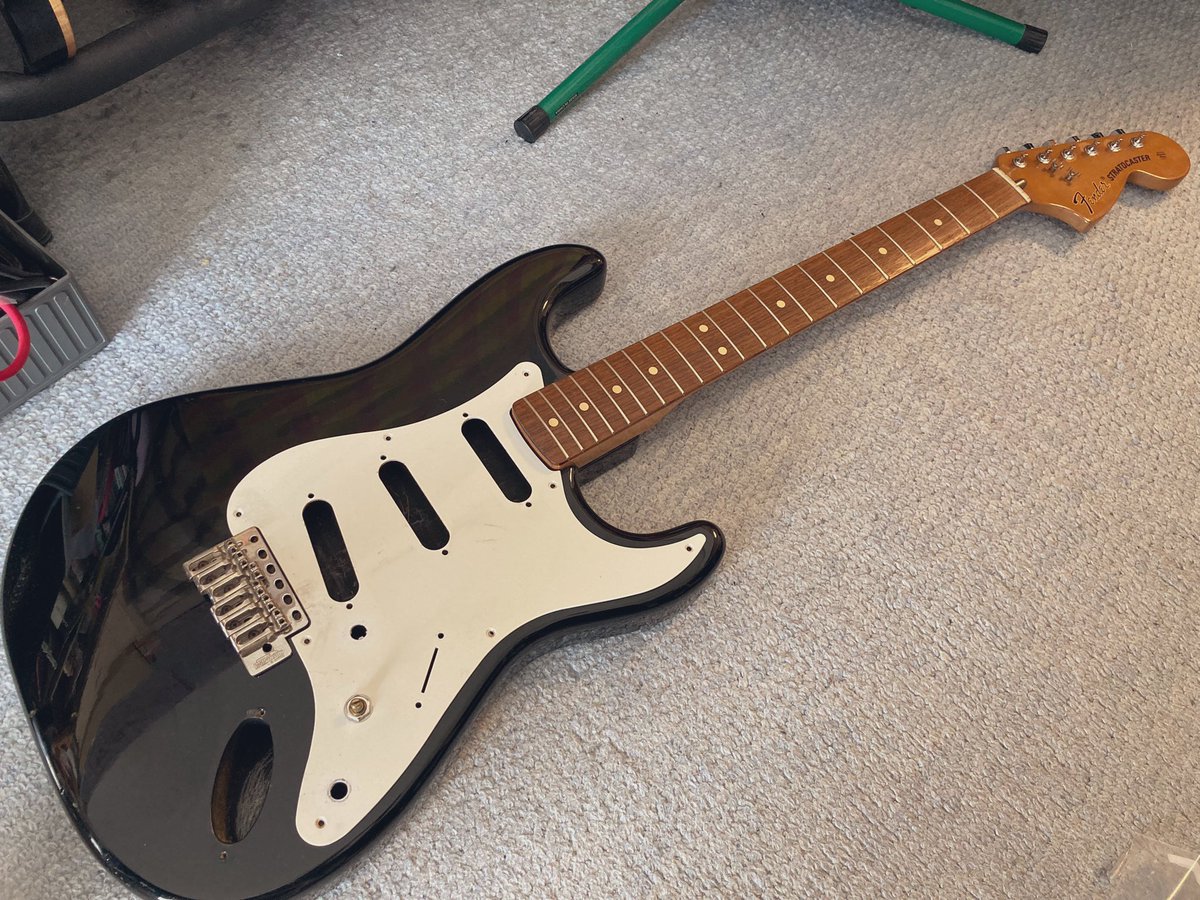 ジャンク物のストラト・ボディを入手しまして、我が家にストックしてあるネックやその他パーツと組み合わせて1本組んでみようかと。パーツ達を仮置きしてどんな仕様にするか考えてる時が一番楽しい😀ALTに説明を書いたのでさらに興味ある方はチェックを✒️