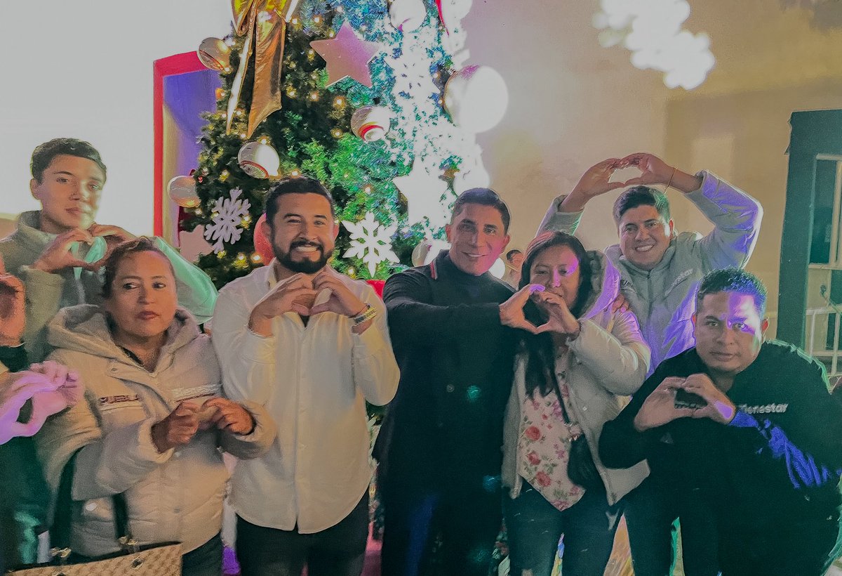 Encendimos nuestro árbol navideño en la Secretaría de Bienestar, celebrando la unión, la esperanza y el compromiso de seguir trabajando por cada familia poblana. 🎄💛
#PorAmorAPuebla