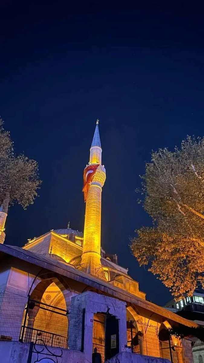 Yeni Güne 
#Bismillahirrahmanirrahim 

De ki: "Sabahın Rabbine sığınırım."

Felak Suresi 1.
#Sabah_Namazı 🌹
#Hayırlısabahlar❤️