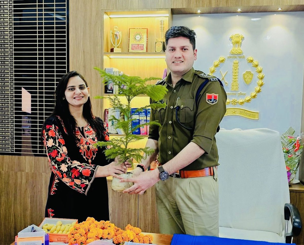 कोई भी कार्य आप पूर्ण लगन से करेंगे तो उसमे आपको सफलता अवश्य मिलेगी , अभिलाषा रनवा ने वो कर दिखाया है जो करने के लिए बहुत ज़्यादा इच्छा शक्ति की ज़रूरत होती है !
<a href="/RanwaAbhilasha/">Dr. ABHILASHA RANWA</a>  <a href="/RpsSandeep/">Sandeep Singh</a>