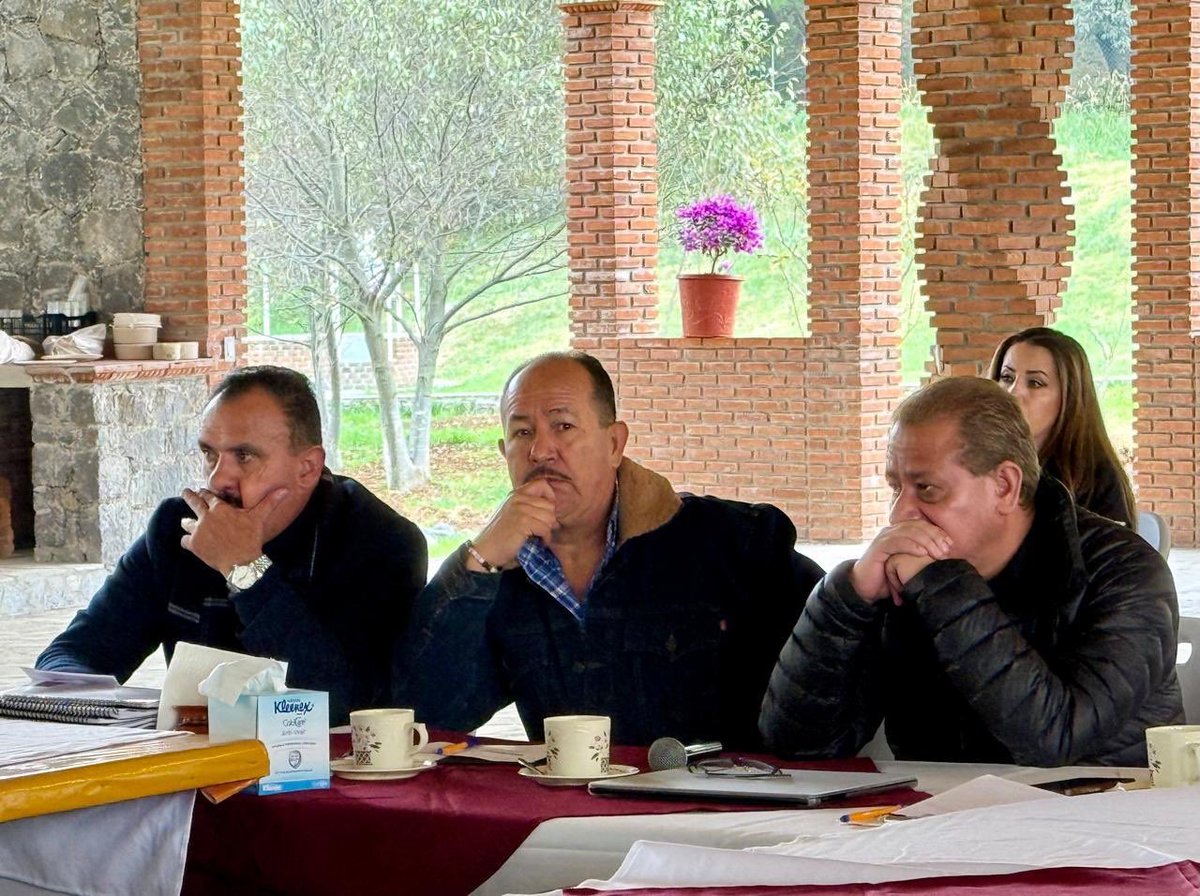 arturougaldea_'s tweet photo. Con la anfitrionía del Mtro. Emilio Hernández Mendoza de @JilotepecSreb, desarrollamos una reunión con las y los titulares de las 14 #SREB, sobre trayectorias educativas de la Guía #SECTI a cargo del Mtro. Javier Barrientos Flores, Director de Escuelas Secundarias 🧵 https://t.co/1bTticOf61
