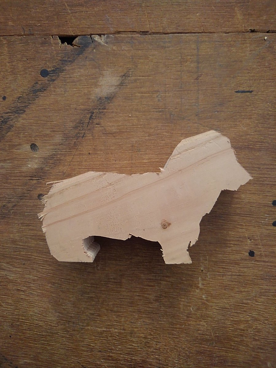 木彫りのコーギー（制作中） 懲りずにまたコーギー🐶制作中～🔨 ⁡⁡ ⁡#コーギー #コーギー犬 #木彫り