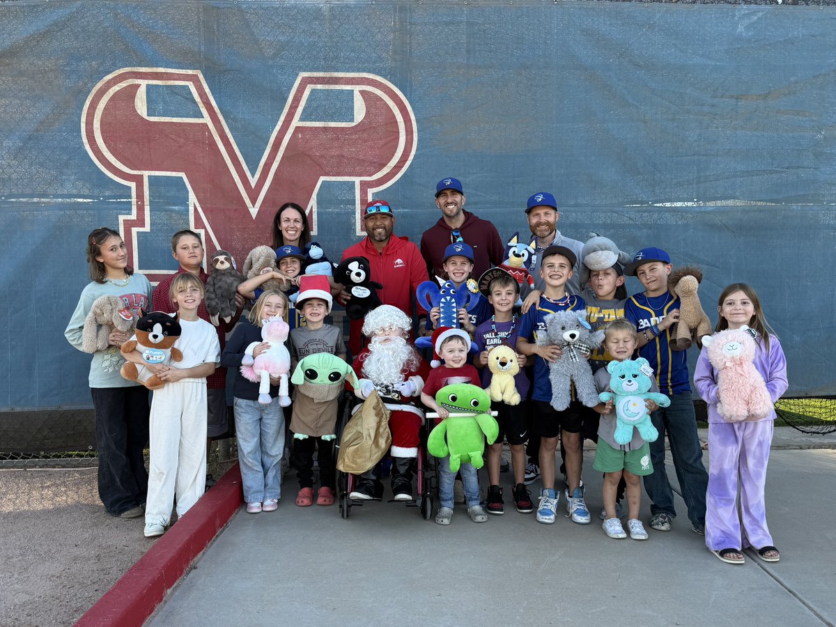 CoachArzagaMVT's tweet photo. Had one of our community club THE BANDITS came to drop of some stuffed animals for our @mvtorobaseball stuffed animal drive for @PhxChildrens and @Team_Emery 

Drop off deadline is this Friday help us bring smiles!

Love Toro Nation! https://t.co/5IcY2MNJl1