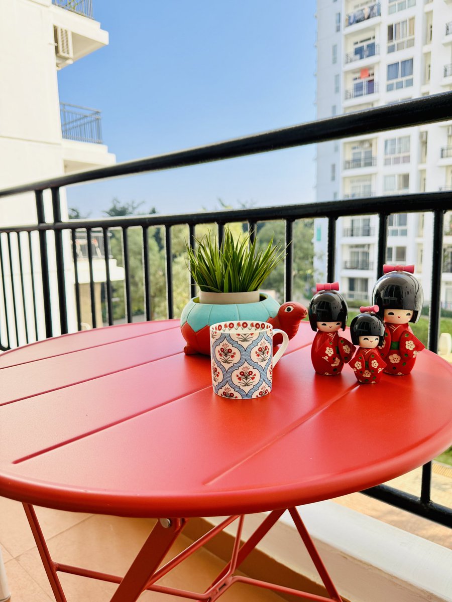 Perfect start to the day! 

A solid 6 km run + strength training… and now a detox drink to kick things off right .

An important day ahead… hoping to sail through it with calm and clarity 💪!

P.S - My beautiful Japanese dolls I got from SG 😍 #Goodluck Charms 😇