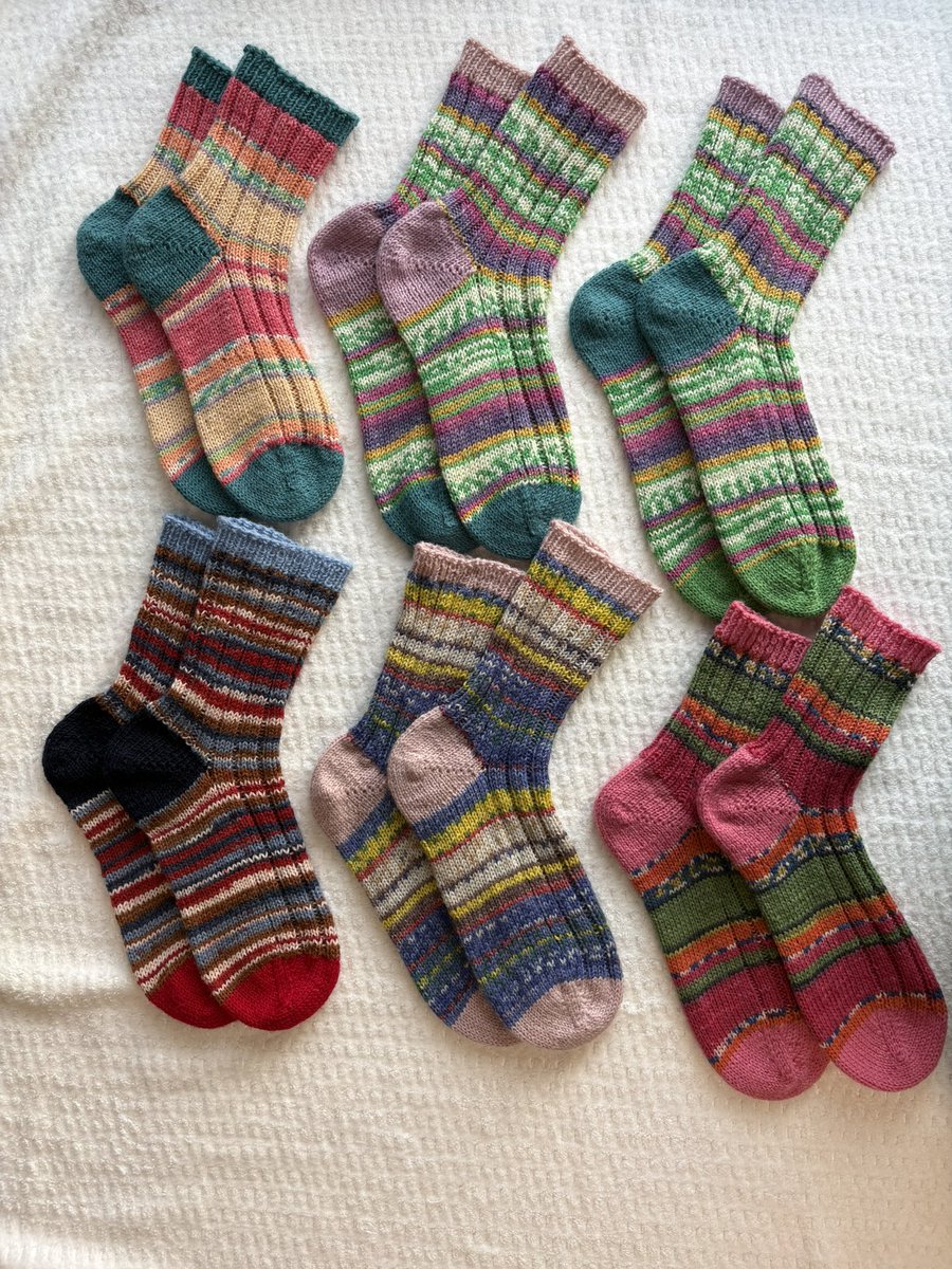 abyrinky122's tweet image. 五十肩やらリフォームやらで、身動きが取れず、編みためていた靴下、やっと全部、水通ししてアイロンかけて仕上げました🧶
100足完成まであと20足❣️
約５年間で80足編んだので、
年16足🧦あと1年ちょっとで編めるかな？

#手編み靴下
#opal
#chameleon camera