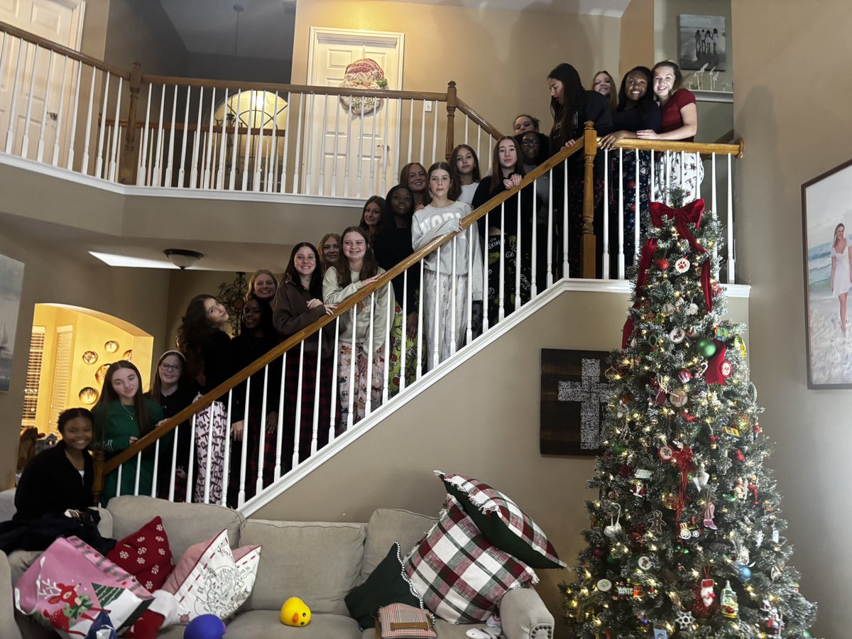 MHS Student Trainers tweet media