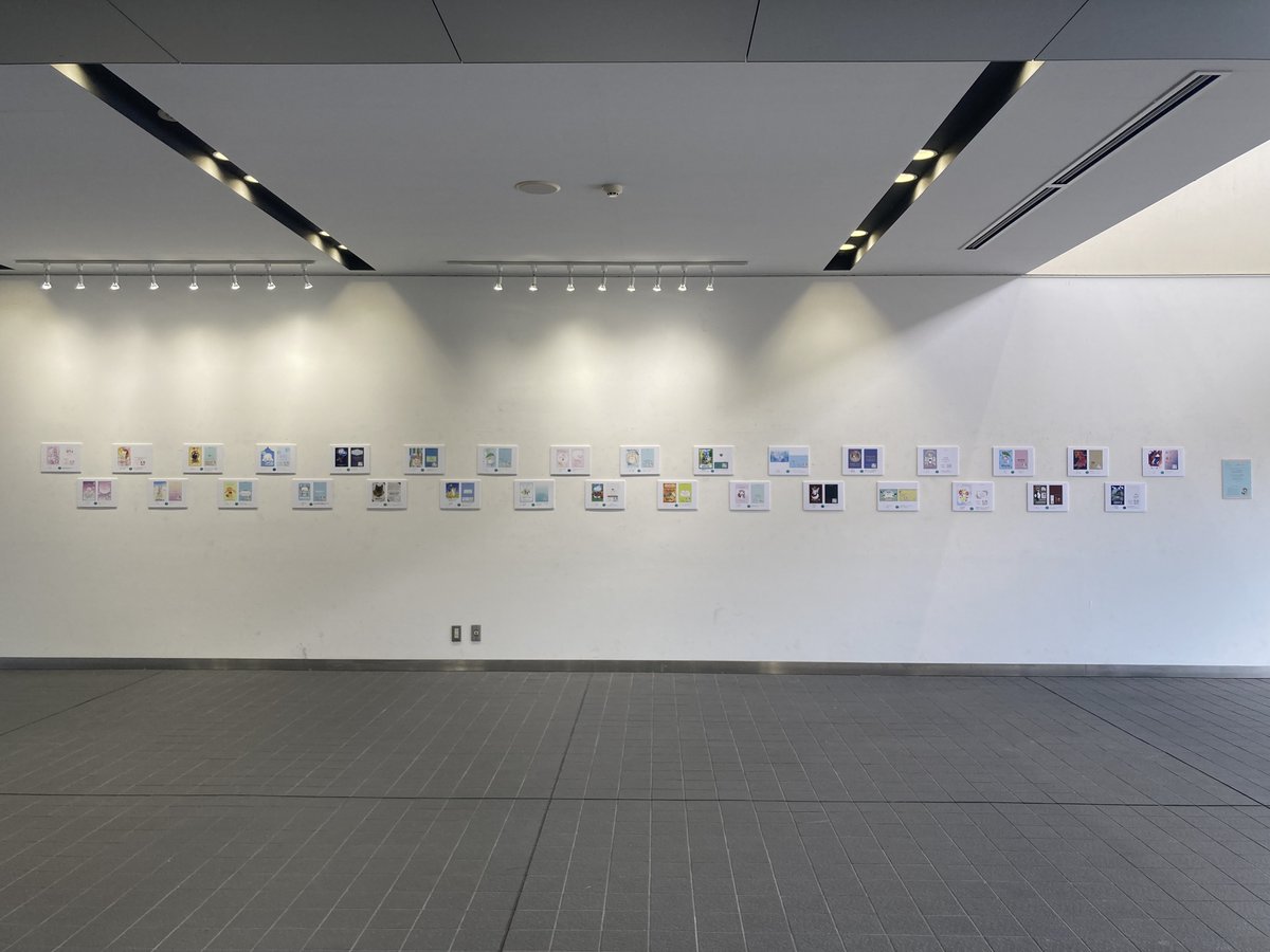 【展示のお知らせ】

玄関ホールにて、1年生が制作した
くぼもとひろみ先生課題
『どうぶつとDM展』を開催しています！

12月12日まで展示しているので、是非ご覧ください🐱✨