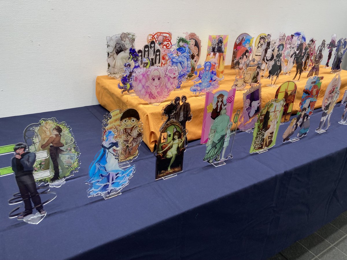 【展示のお知らせ】

ミカヅキ先生課題
『アクスタの世界』が玄関ホールにて12月12日（金）まで展示しております！
見応えのある作品が勢揃いしておりますので、是非ご覧ください✨