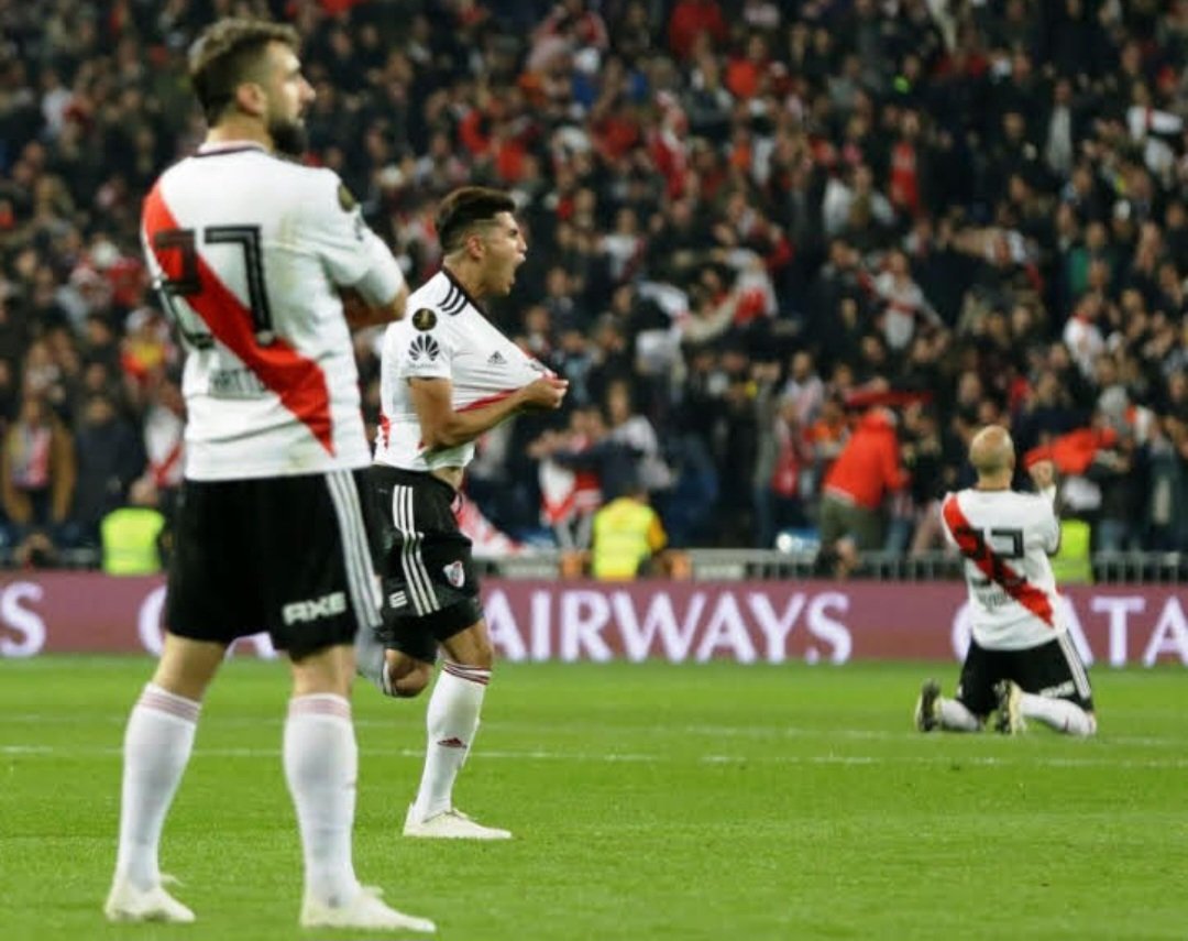 Los tres festejos distintos en la misma foto: 

Pratto tirando pose, inmortalizando el Modo Oso. 

Palacios desaforado, mostrando la camiseta a los rivales. 

Pinola arrodillado, de cara a la gente de River.