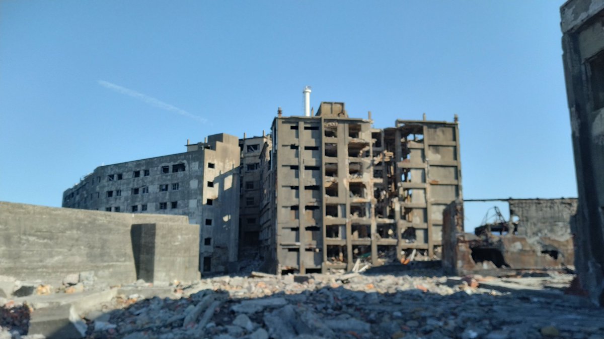 12月9日(火)晴れ

午前便、上陸できました🙌🏻

この時間は中学生の修学旅行の皆様にもご参加いただきました
この後も楽しい思い出になりますように🙏
そして出来たらまた、大人になってからも軍艦島お越しいただけたら嬉しいです！🙌

#軍艦島  #軍艦島クルーズ  #端島 
 #高島  #世界遺産  #長崎観光