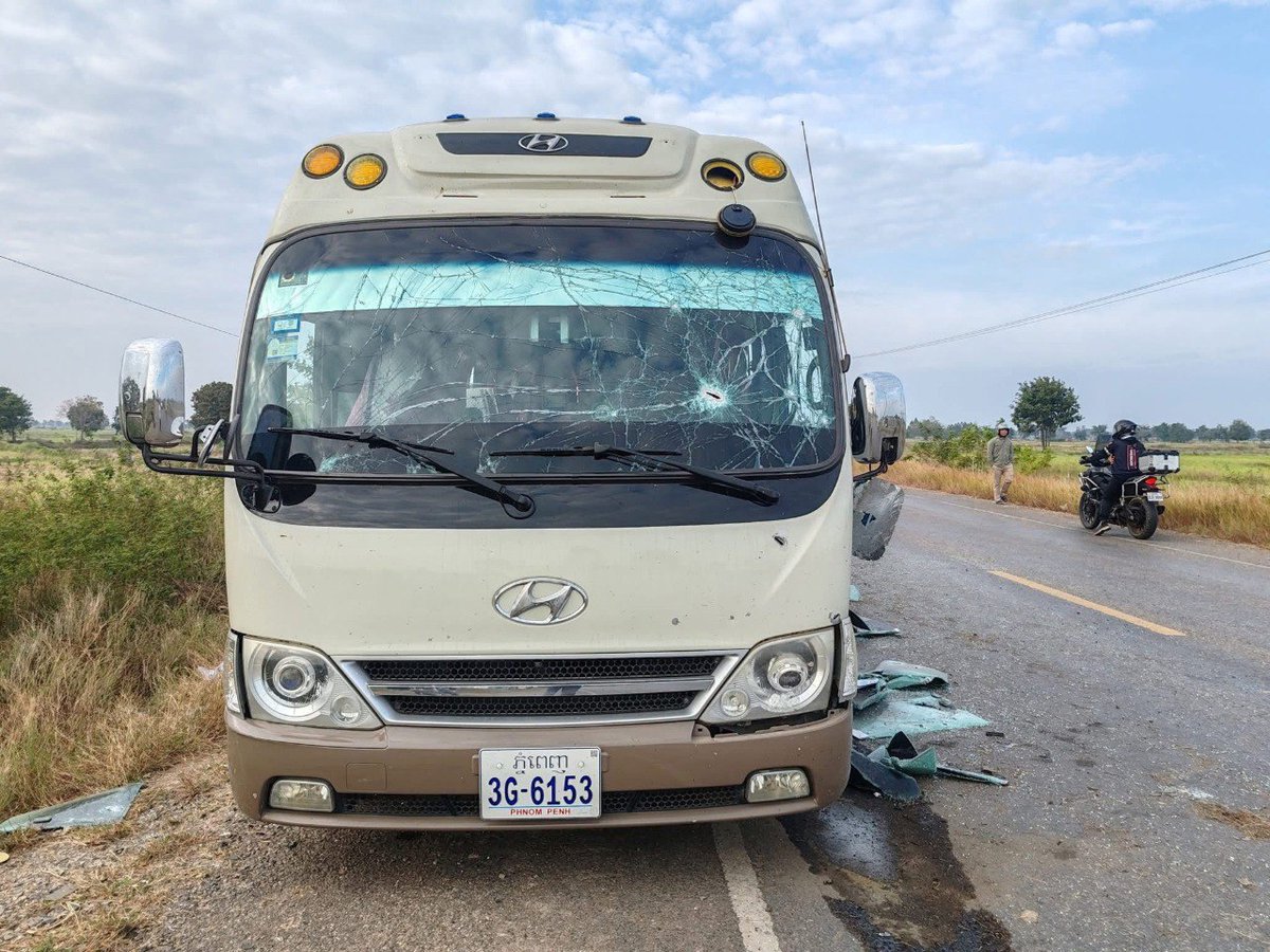 noansereiboth's tweet photo. Two civilian cars were struck last night by Thai military shelling, killing two Cambodian civilians. https://t.co/9Yd2wre0Ub