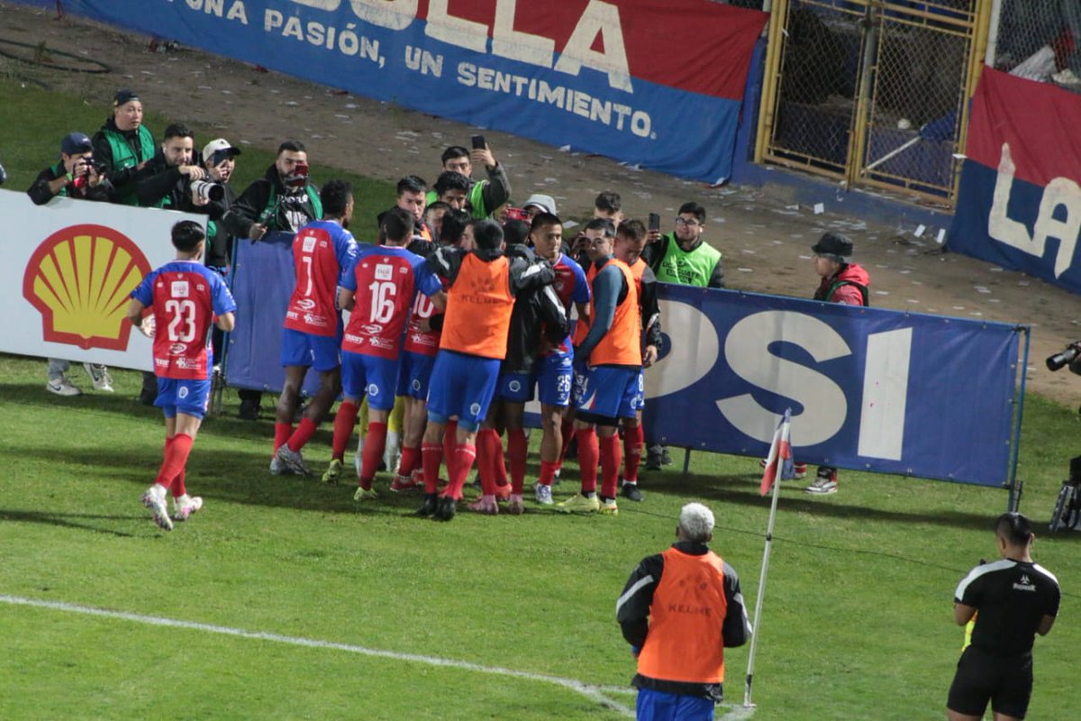 #Apertura2025 | Celebración de Jesús López tras conseguir el gol que abre el marcador en el estadio Mario Camposeco. 📸 <a href="/wgcolloy/">Willber Colloy</a>.    

🐐Xelajú 1-0 Antigua🥑

Siga la transmisión en nuestra radio en línea 🎙️📻📱👉 goo.su/EeW2A2A