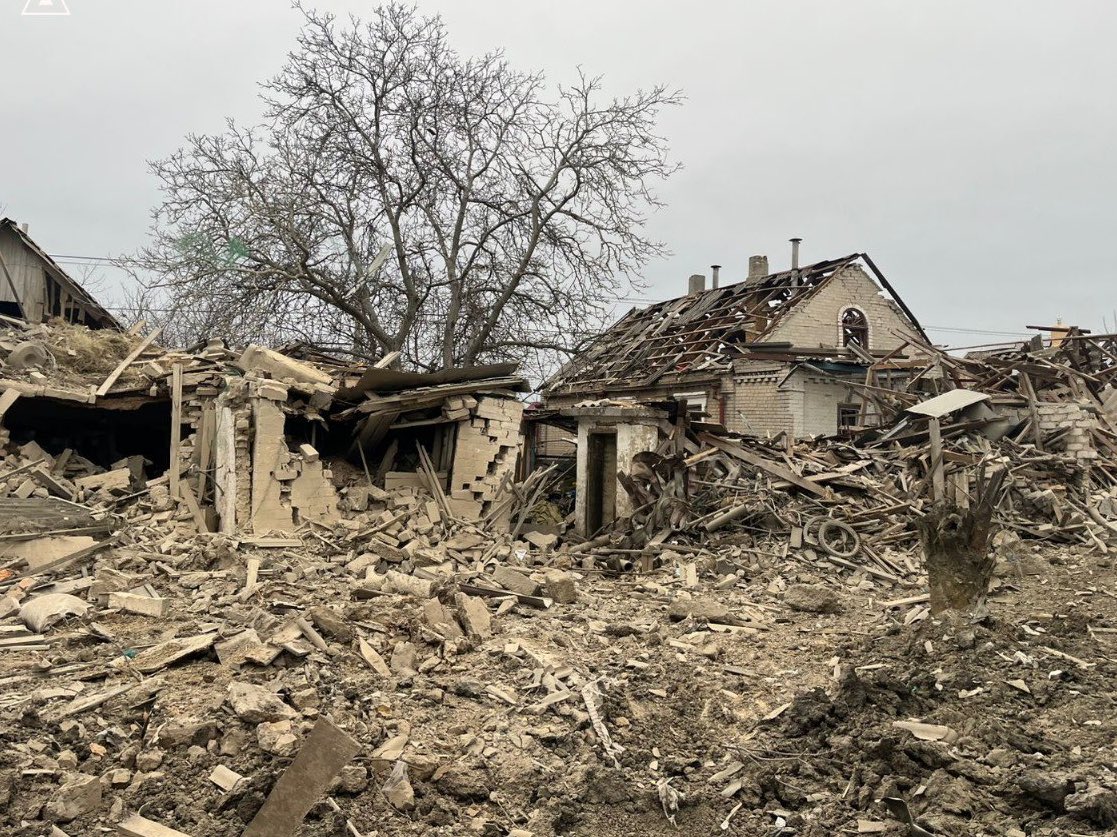 IneBackIversen's tweet image. Imagine a for a second this was your or your loved ones home.

Where your childhood memories were made, gardens flourish in summer &amp;amp; snow covered the ground during winter.

In Zaporizhia region, this was that peaceful neighborhood for someone. Now russia has turned it into ruins.