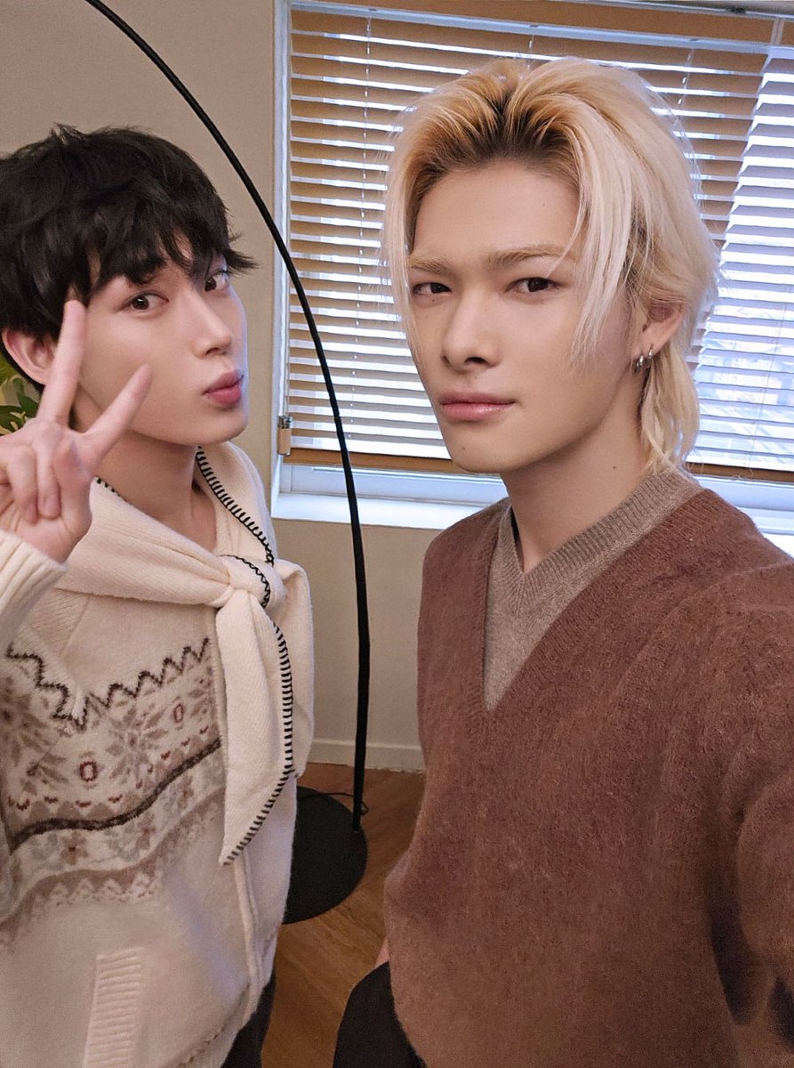 น้องซอนอูเหมือนอยู่ที่เดิมแล้วให้พี่ฮุนกับนิกิมาถ่ายรูปกับตัวเองมาก 555555555555555555555