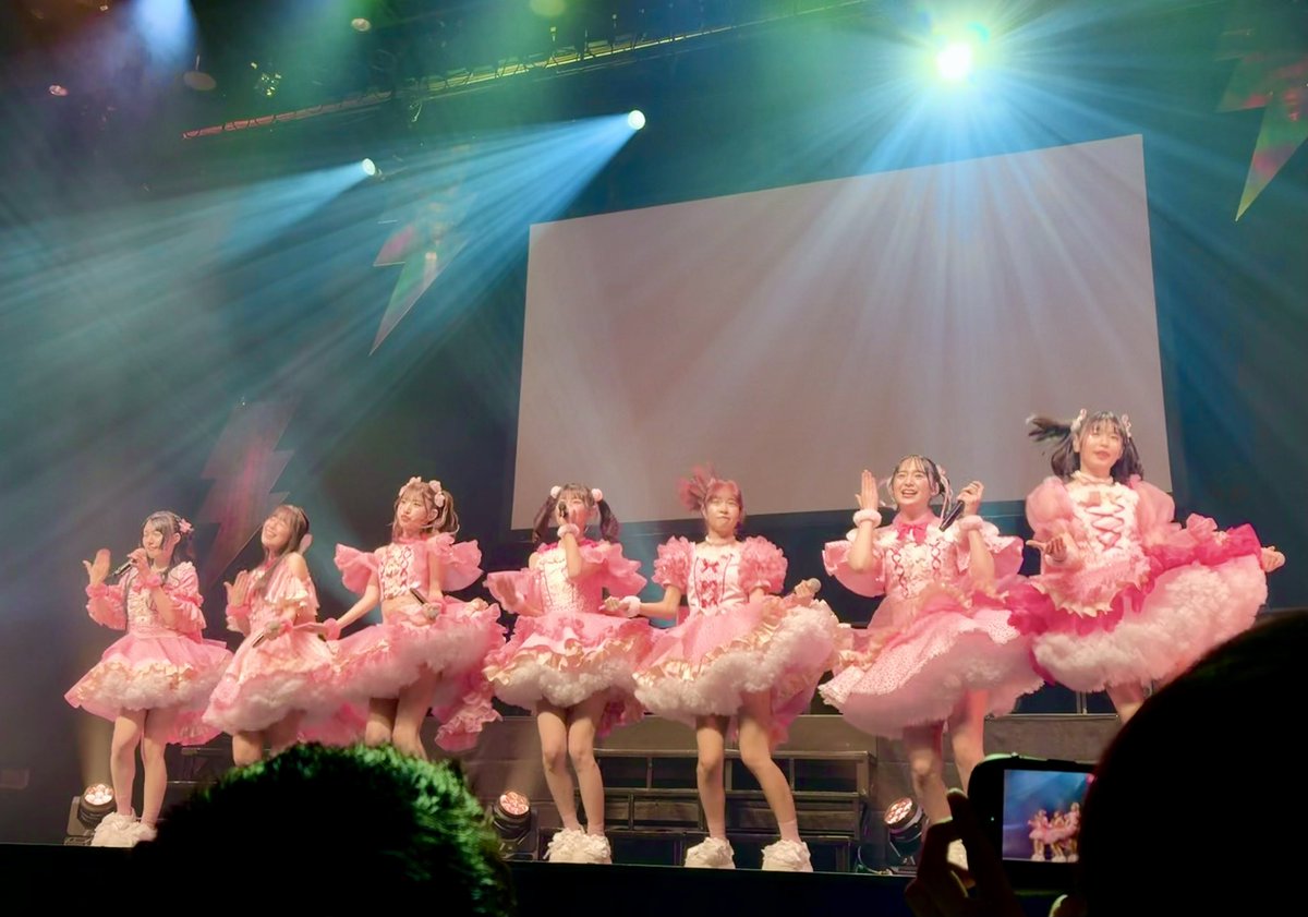 Shokotaz's tweet photo. 節目の緊張感に圧倒されたけど、
聴きたかった曲どんどん聴けて引き込まれた…!
新衣装ふわふわするの可愛かった〜😌🎀
#ukka10周年 #ukka全曲披露ライブ https://t.co/p2gi9sLJ5Q