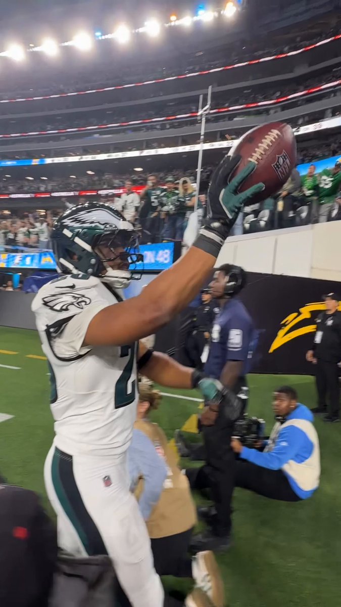 Saquon gifted this fan the ball after the TD 💚