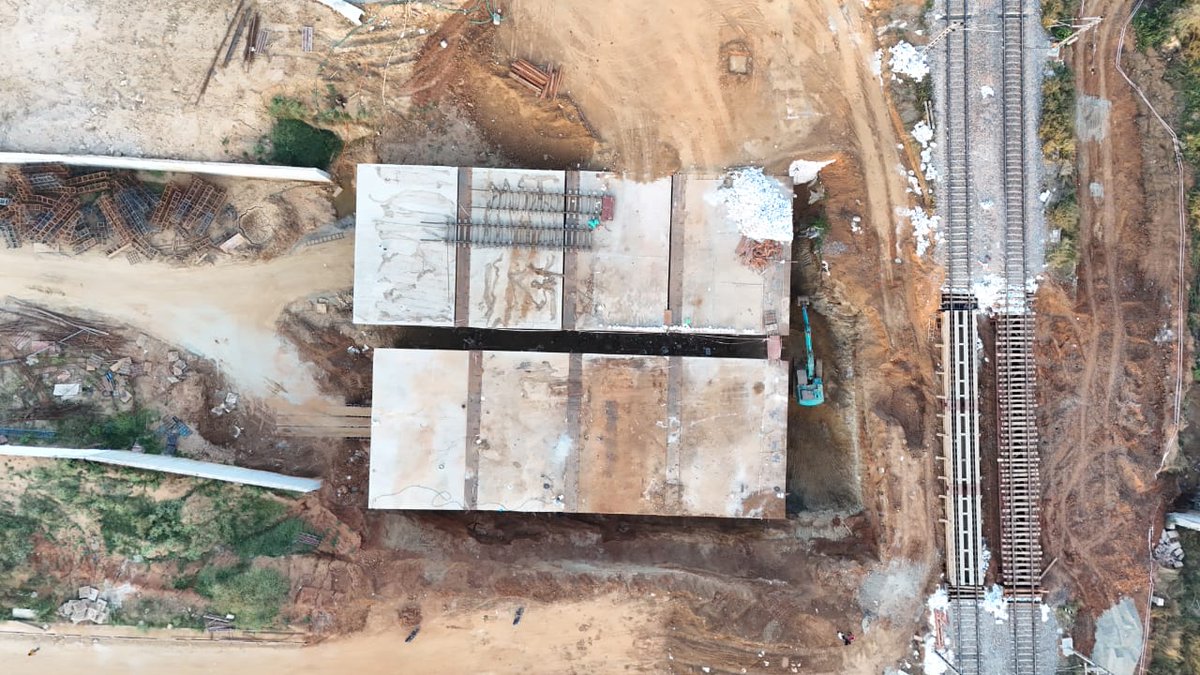 BDAOfficialGok's tweet image. ನಾಡಪ್ರಭು ಕೆಂಪೇಗೌಡ ಬಡಾವಣೆಯಿಂದ ಮೈಸೂರು ರಸ್ತೆಗೆ ಸಂಪರ್ಕ ಕಲ್ಪಿಸುವ ನಿಟ್ಟಿನಲ್ಲಿ ಬಾಕ್ಸ್ ಪುಶಿಂಗ್ ತಂತ್ರಜ್ಞಾನ ಬಳಸಿ ಕೈಗೊಂಡಿರುವ ರೈಲ್ವೆ ಅಂಡರ್ ಪಾಸ್ ಕಾಮಗಾರಿಯು ಮಹತ್ವದ ಹಂತವನ್ನು ಯಶಸ್ವಿಯಾಗಿ ಪೂರೈಸಿದೆ. 

ಜಾಕ್ ಗಳ‌ ನೆರವಿನಿಂದ ಬಾಕ್ಸ್ ಪುಶಿಂಗ್ ಮಾಡುವ ಕಾರ್ಯವನ್ನು ಕಳೆದ ಎರಡು ದಿನಗಳ‌ ಹಿಂದೆ ಪ್ರಾಯೋಗಿಕವಾಗಿ…