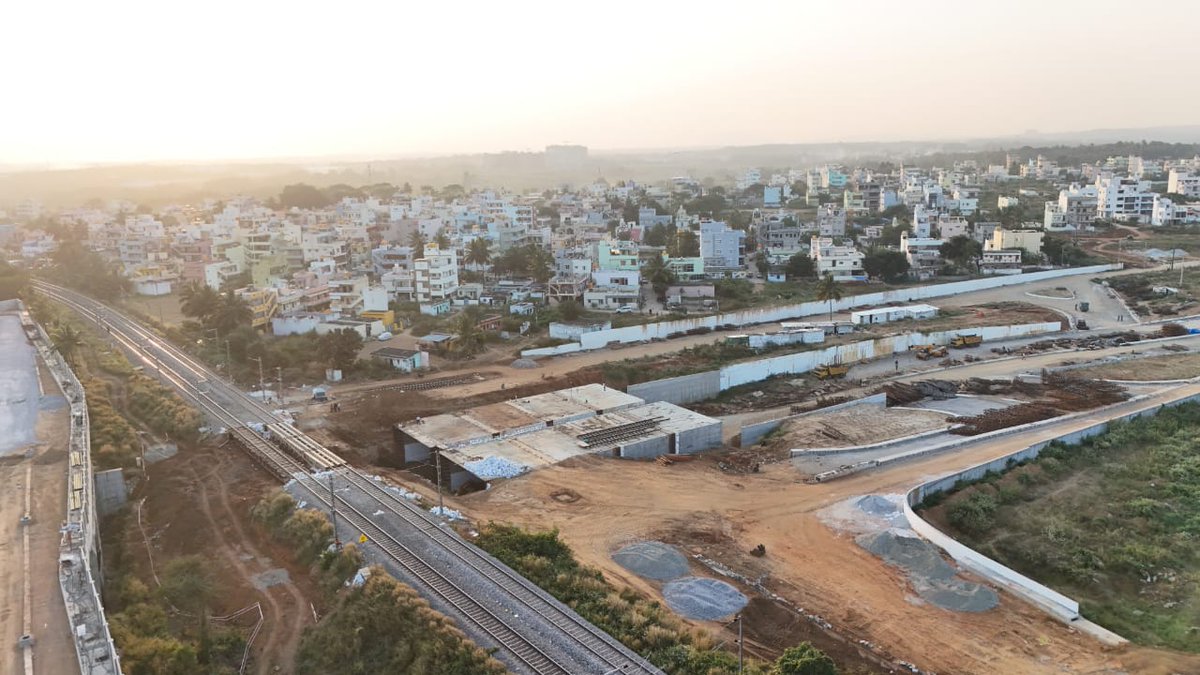 BDAOfficialGok's tweet image. ನಾಡಪ್ರಭು ಕೆಂಪೇಗೌಡ ಬಡಾವಣೆಯಿಂದ ಮೈಸೂರು ರಸ್ತೆಗೆ ಸಂಪರ್ಕ ಕಲ್ಪಿಸುವ ನಿಟ್ಟಿನಲ್ಲಿ ಬಾಕ್ಸ್ ಪುಶಿಂಗ್ ತಂತ್ರಜ್ಞಾನ ಬಳಸಿ ಕೈಗೊಂಡಿರುವ ರೈಲ್ವೆ ಅಂಡರ್ ಪಾಸ್ ಕಾಮಗಾರಿಯು ಮಹತ್ವದ ಹಂತವನ್ನು ಯಶಸ್ವಿಯಾಗಿ ಪೂರೈಸಿದೆ. 

ಜಾಕ್ ಗಳ‌ ನೆರವಿನಿಂದ ಬಾಕ್ಸ್ ಪುಶಿಂಗ್ ಮಾಡುವ ಕಾರ್ಯವನ್ನು ಕಳೆದ ಎರಡು ದಿನಗಳ‌ ಹಿಂದೆ ಪ್ರಾಯೋಗಿಕವಾಗಿ…