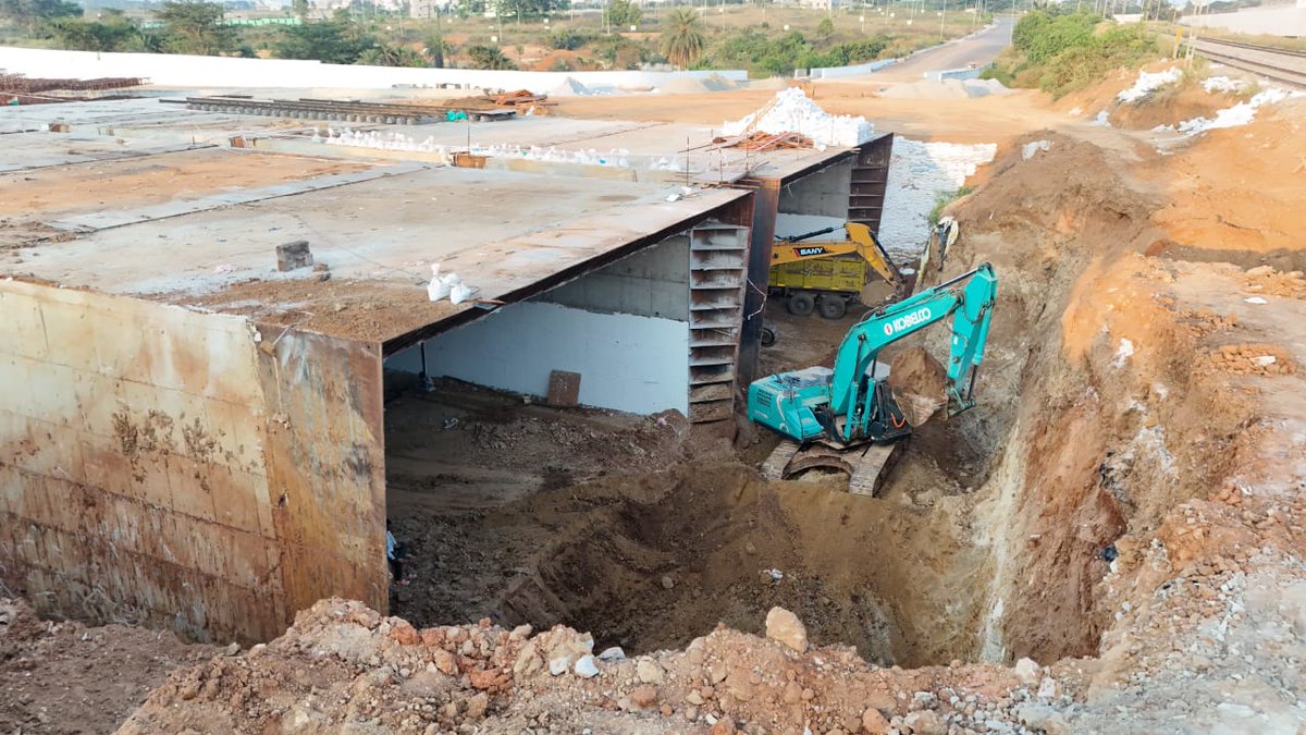 BDAOfficialGok's tweet image. ನಾಡಪ್ರಭು ಕೆಂಪೇಗೌಡ ಬಡಾವಣೆಯಿಂದ ಮೈಸೂರು ರಸ್ತೆಗೆ ಸಂಪರ್ಕ ಕಲ್ಪಿಸುವ ನಿಟ್ಟಿನಲ್ಲಿ ಬಾಕ್ಸ್ ಪುಶಿಂಗ್ ತಂತ್ರಜ್ಞಾನ ಬಳಸಿ ಕೈಗೊಂಡಿರುವ ರೈಲ್ವೆ ಅಂಡರ್ ಪಾಸ್ ಕಾಮಗಾರಿಯು ಮಹತ್ವದ ಹಂತವನ್ನು ಯಶಸ್ವಿಯಾಗಿ ಪೂರೈಸಿದೆ. 

ಜಾಕ್ ಗಳ‌ ನೆರವಿನಿಂದ ಬಾಕ್ಸ್ ಪುಶಿಂಗ್ ಮಾಡುವ ಕಾರ್ಯವನ್ನು ಕಳೆದ ಎರಡು ದಿನಗಳ‌ ಹಿಂದೆ ಪ್ರಾಯೋಗಿಕವಾಗಿ…