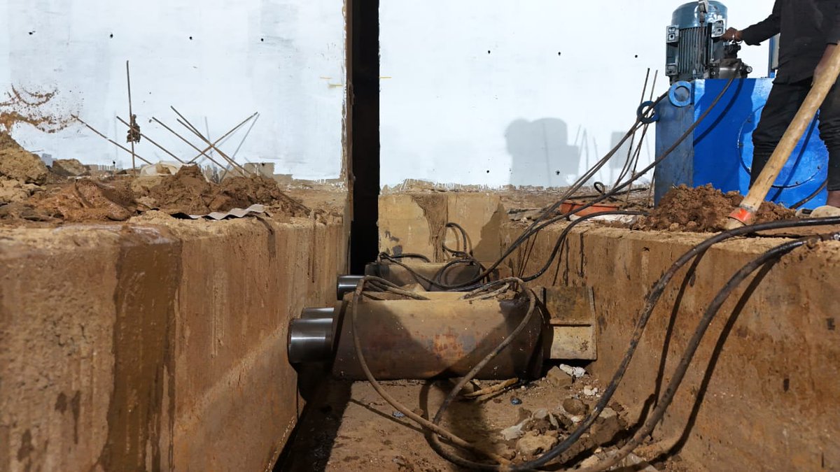 BDAOfficialGok's tweet image. ನಾಡಪ್ರಭು ಕೆಂಪೇಗೌಡ ಬಡಾವಣೆಯಿಂದ ಮೈಸೂರು ರಸ್ತೆಗೆ ಸಂಪರ್ಕ ಕಲ್ಪಿಸುವ ನಿಟ್ಟಿನಲ್ಲಿ ಬಾಕ್ಸ್ ಪುಶಿಂಗ್ ತಂತ್ರಜ್ಞಾನ ಬಳಸಿ ಕೈಗೊಂಡಿರುವ ರೈಲ್ವೆ ಅಂಡರ್ ಪಾಸ್ ಕಾಮಗಾರಿಯು ಮಹತ್ವದ ಹಂತವನ್ನು ಯಶಸ್ವಿಯಾಗಿ ಪೂರೈಸಿದೆ. 

ಜಾಕ್ ಗಳ‌ ನೆರವಿನಿಂದ ಬಾಕ್ಸ್ ಪುಶಿಂಗ್ ಮಾಡುವ ಕಾರ್ಯವನ್ನು ಕಳೆದ ಎರಡು ದಿನಗಳ‌ ಹಿಂದೆ ಪ್ರಾಯೋಗಿಕವಾಗಿ…