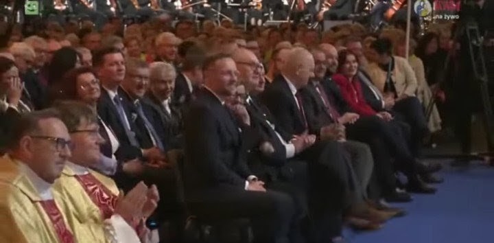 "Imperium Rydzyka było beneficjentem kasy z Funduszu Sprawiedliwości.
Wczoraj Rydzyk mówił z ambony do pisowców i szefa kancelarii prezydenta, 
"by zrobił wreszcie porządek w Polsce" po czym pozdrawia Ziobrę. Brawo bije kilkudziesięciu biskupów i cała armia pisowskich lizusów