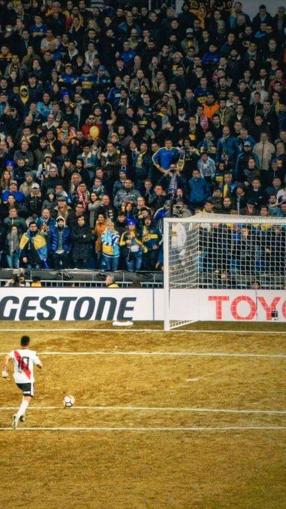 FerRomeroCarp's tweet image. Te imaginás hacer el último gol del partido con el arco vacío, en el minuto 120, a tu clásico rival, con la hinchada rival de frente, en una FINAL DE LIBERTADORES, en el estadio del Real Madrid, que esté Leo Messi mirando desde el palco. Bueno, el 9/12/18 pasó.